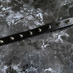 Spiked choker collar